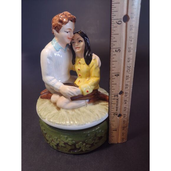 MCM 1970s Kitschy Couple Music Box Spins Plays Love Story Sankyo Japan Vintage - Picture 4 of 7